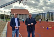 Završen projekt izgradnje višenamjenskog školskog igrališta u Brinju vrijednog 215.000 eura – župan Petry obišao igralište s načelnikom Fumićem