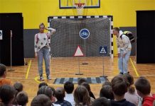 „Kata i Nino na putu do škole“ svratili u Korenicu