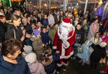 Blagdanski ugođaj zavladao Gospićem: otvoren Advent na Trgu Stjepana Radića