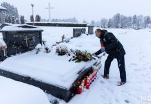 Treća godišnjica smrti Milana Kolića: Župan Petry odao počast polaganjem cvijeća i paljenjem svijeće